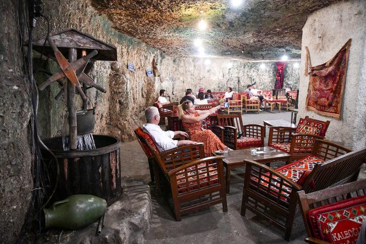 Gaziantep'te aşırı sıcaklar nedeniyle mağara kafede yoğunluk yaşanıyor G5