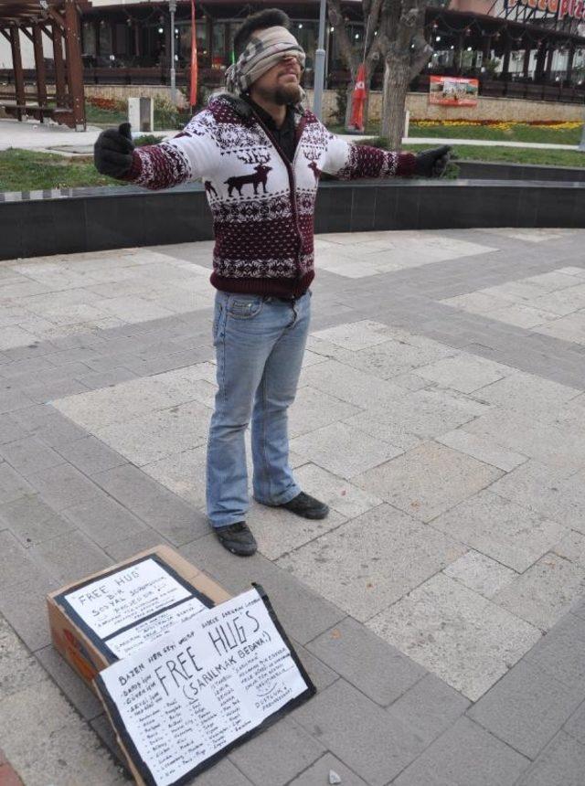 Sarılmak bedava eylemine g&uuml;ld&uuml;ren tepkiler 1