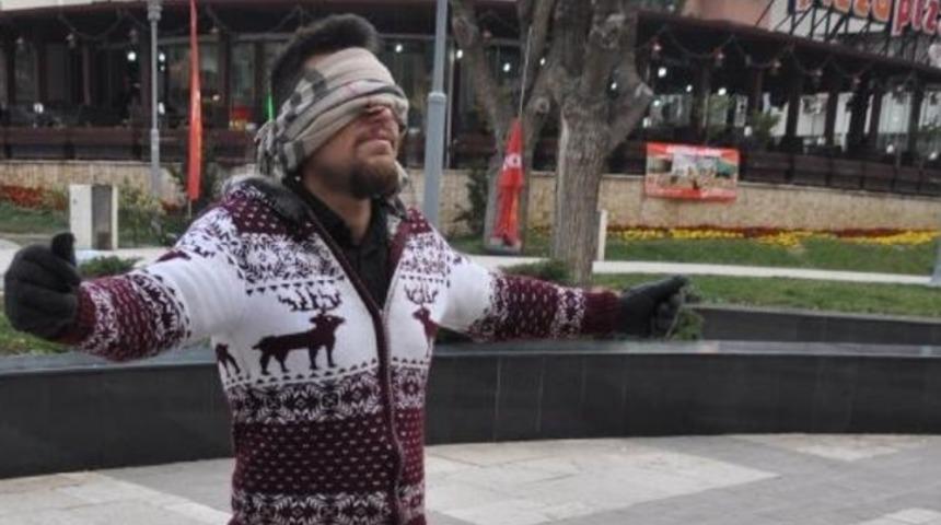 Sarılmak bedava eylemine g&uuml;ld&uuml;ren tepkiler