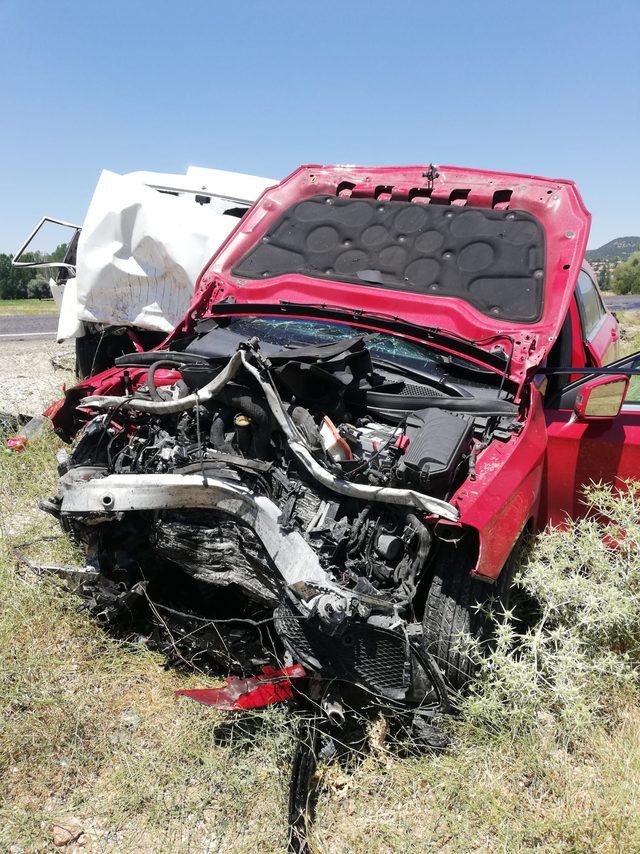 Muğla'da iki otomobilin çarpıştığı kazada 1 kişi öldü, 2 kişi yaralandı