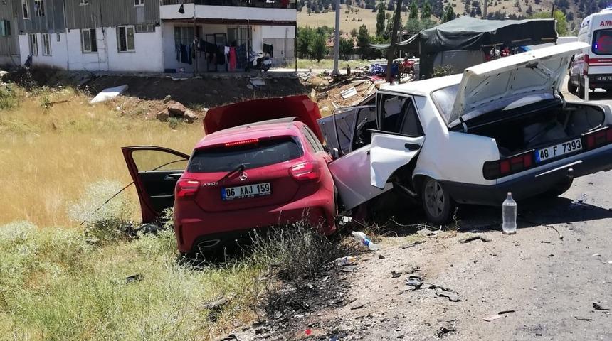 Muğla'da iki otomobilin çarpıştığı kazada 1 kişi öldü, 2 kişi yaralandı