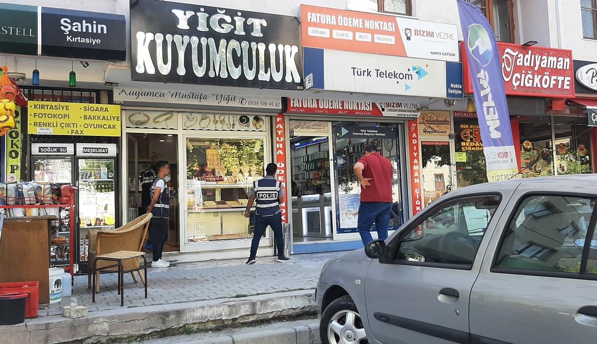 Konya'da 2 ş&uuml;pheli kuyumcudan y&uuml;kl&uuml; miktarda d&ouml;viz alıp ka&ccedil;tı
