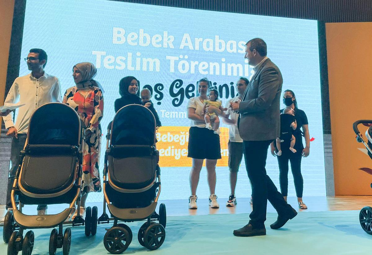 G&uuml;ng&ouml;ren Belediyesi 288 aileye bebek arabası dağıttı
