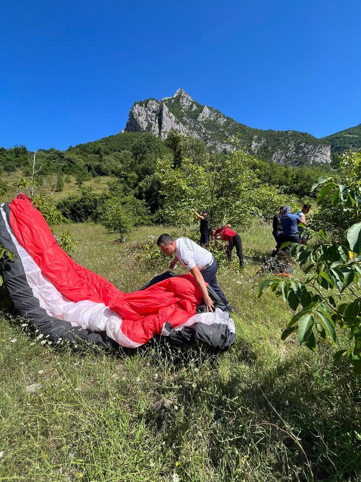 Samsun'da düşen paraşütçüyü jandarma ekipleri kurtardı G1