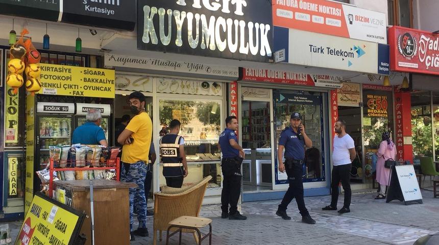 Akılalmaz soygun! Müşteri gibi geldikleri kuyumcudan 100 bin liralık döviz çaldılar