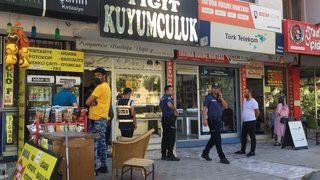 Akılalmaz soygun! Müşteri gibi geldikleri kuyumcudan 100 bin liralık döviz çaldılar