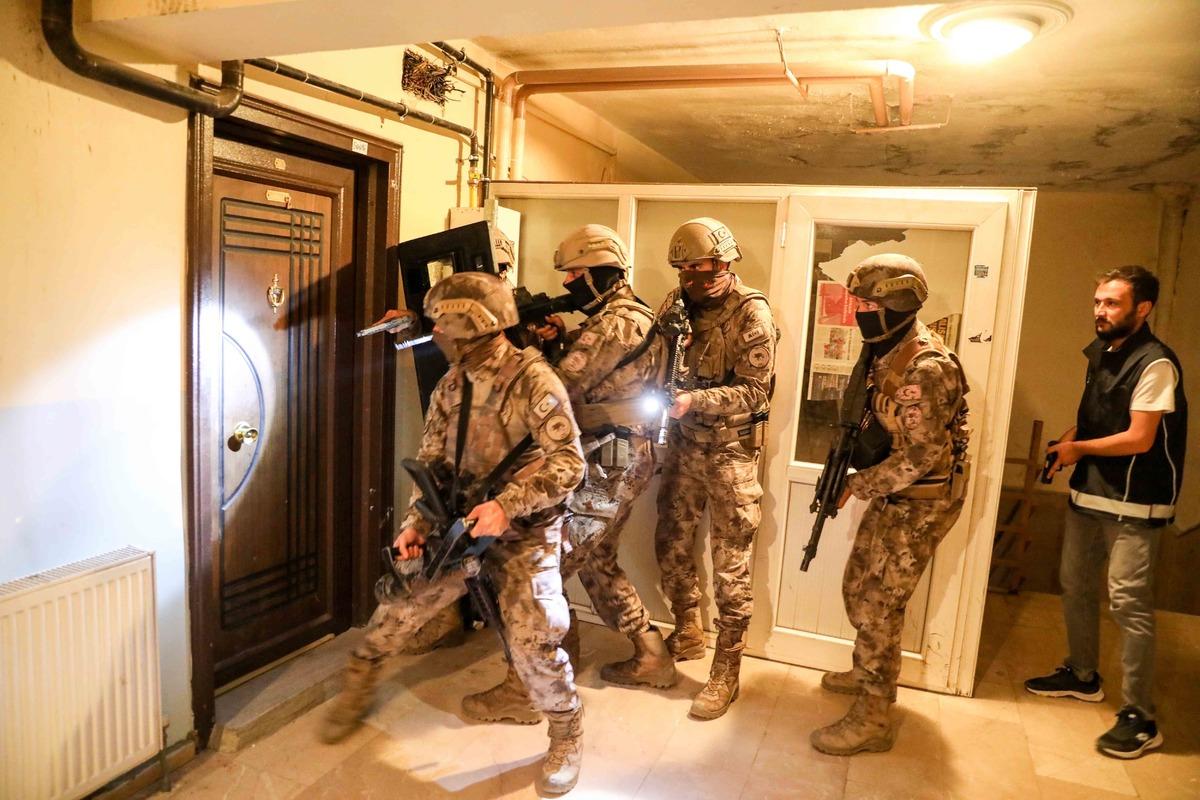 Van'da 15 d&uuml;zensiz g&ouml;&ccedil;men yakalandı