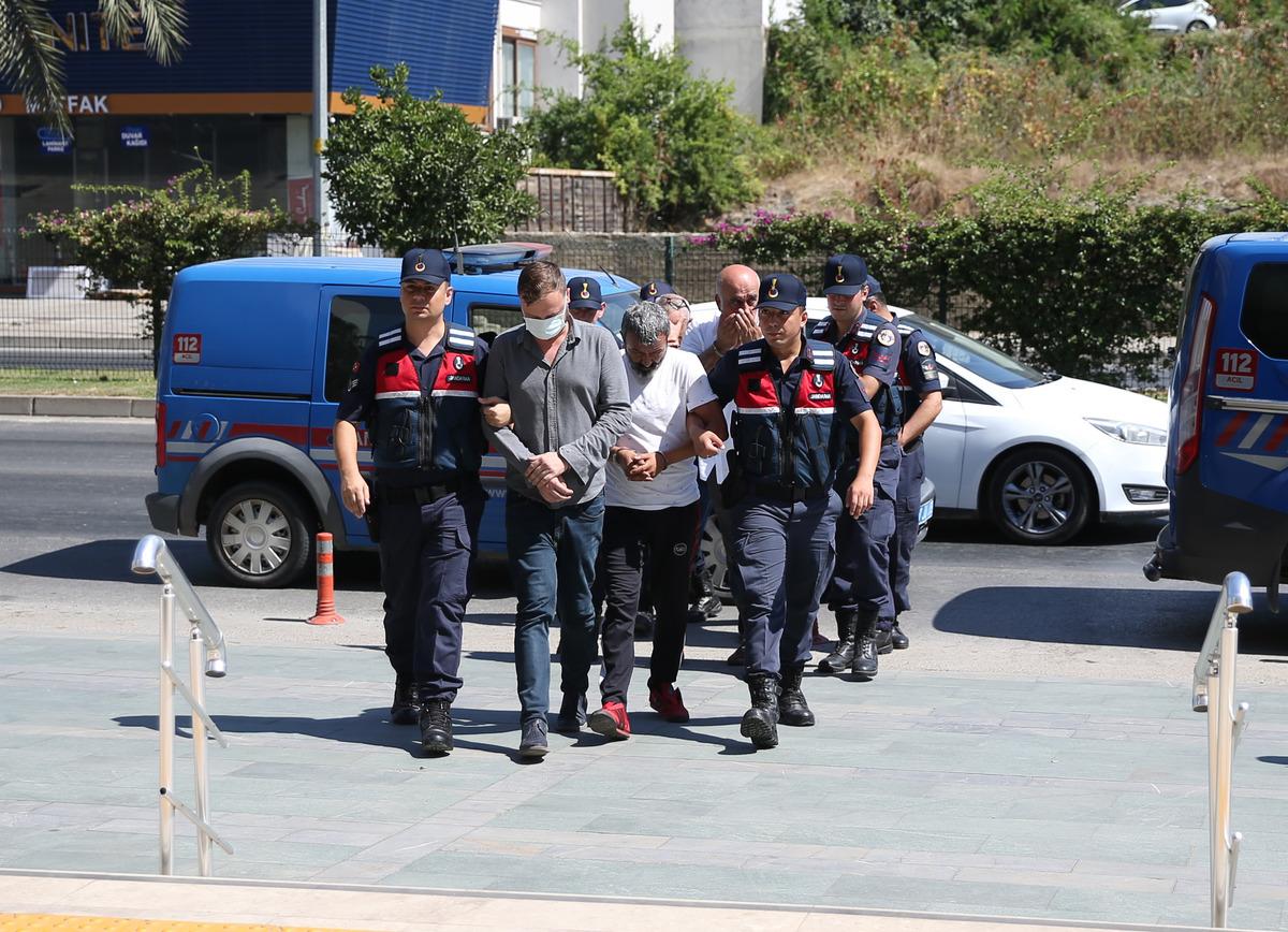 Antalya'da kendilerini "istihbarat&ccedil;ı" olarak tanıtan 5 kişi yakalandı