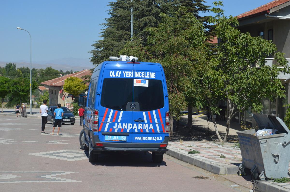 Afyonkarahisar'da tabancayla 1 kişiyi &ouml;ld&uuml;r&uuml;p 2 kişiyi yaralayan zanlı aranıyor