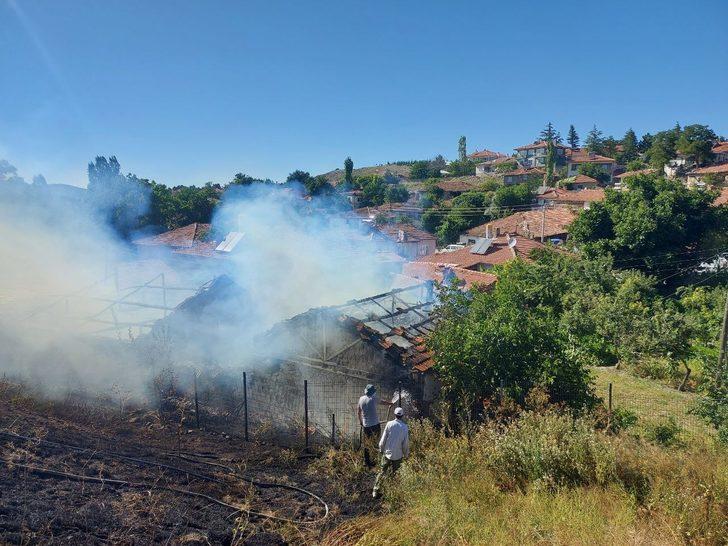 Alacahöyük Ören Yeri'ndeki yangına müdahale ediliyor G2