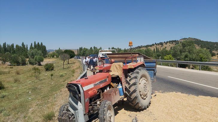 Afyonkarahisar'da traktör römorkuna çarpan otomobildeki 2 kişi yaralandı G2