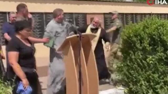 Cenazede olay çıktı! Rus yanlısı rahip Ukraynalı rahibe haçla saldırdı