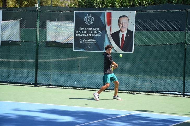 Manisa'da Büyükler Hafta Sonu Yaz Kupası Tenis Turnuvası başladı G4