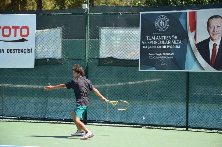 Manisa'da Büyükler Hafta Sonu Yaz Kupası Tenis Turnuvası başladı G5