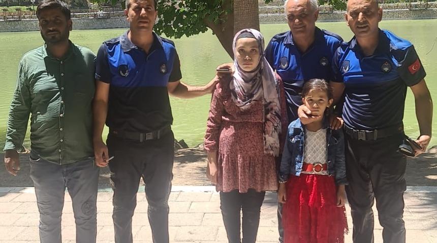 Hatay'da göle düşen çocukları boğulmaktan zabıta kurtardı