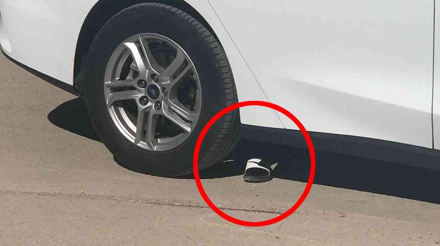 Otomobilin altında can verdi! Geriye y&uuml;rek burkan bu kare kaldı