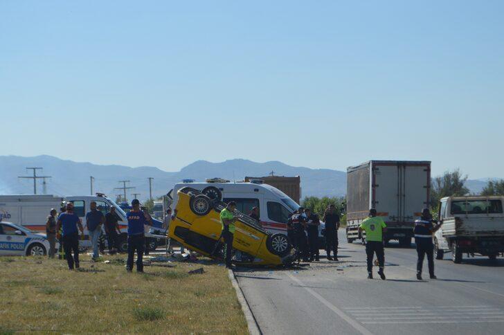 Afyonkarahisar'da kamyonla çarpışan araçtaki 4 kişi yaralandı G1