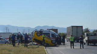 Afyonkarahisar'da kamyonla çarpışan araçtaki 4 kişi yaralandı