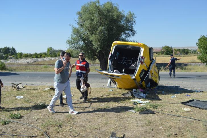 Afyonkarahisar'da kamyonla çarpışan araçtaki 4 kişi yaralandı G2
