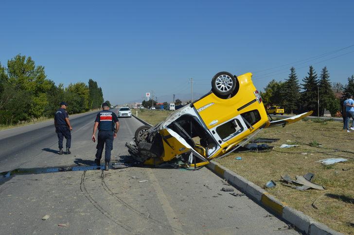 Afyonkarahisar'da kamyonla çarpışan araçtaki 4 kişi yaralandı G3