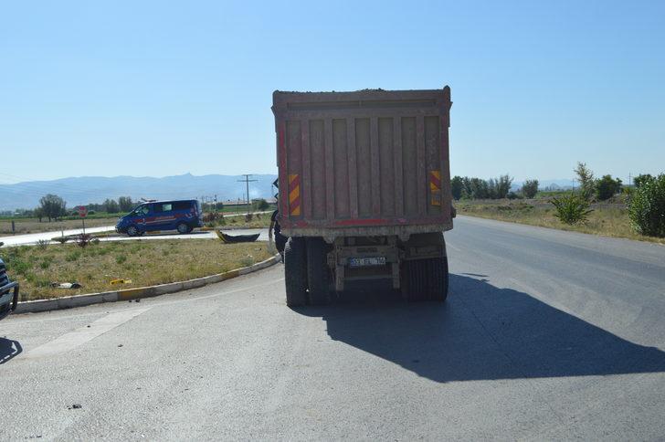 Afyonkarahisar'da kamyonla çarpışan araçtaki 4 kişi yaralandı G4