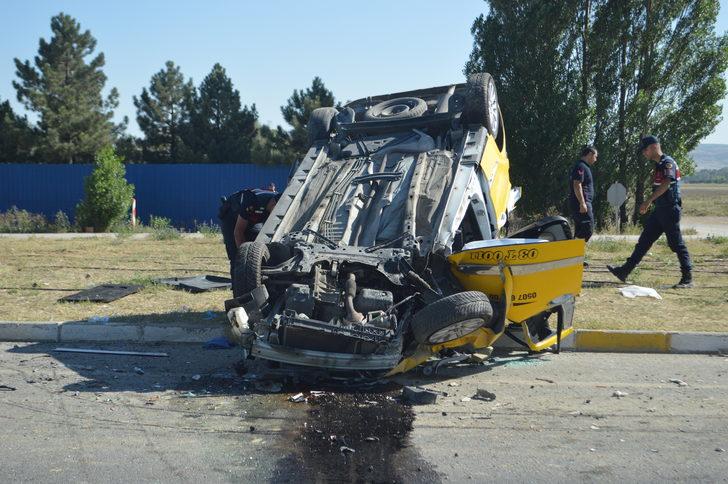 Afyonkarahisar'da kamyonla çarpışan araçtaki 4 kişi yaralandı G5