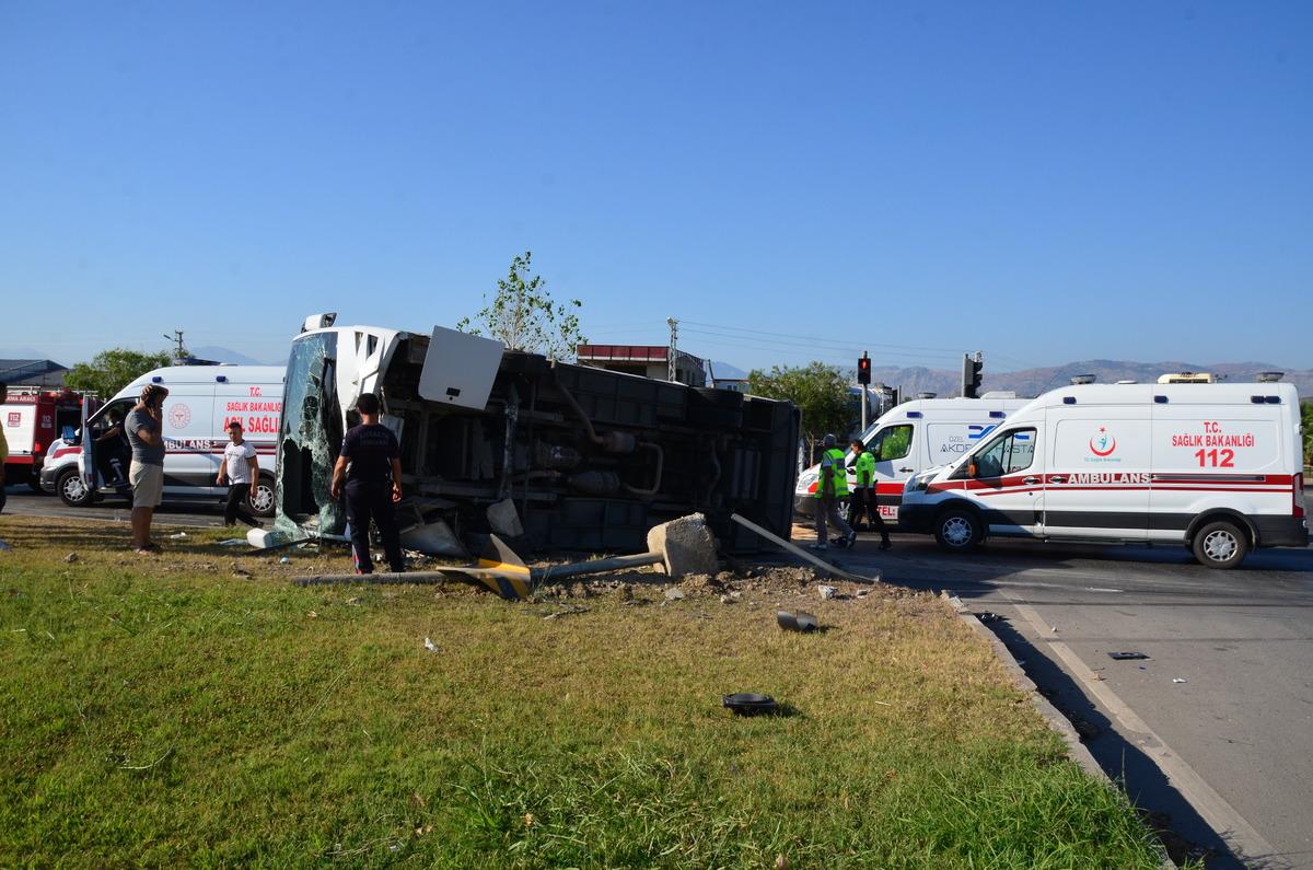 Antalya'da midib&uuml;sle kamyonetin &ccedil;arpıştığı kazada 5 kişi yaralandı