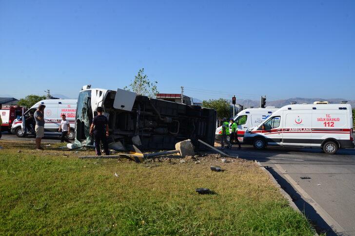 Antalya'da midibüsle kamyonetin çarpıştığı kazada 5 kişi yaralandı G1
