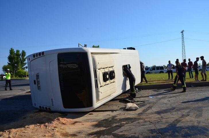 Antalya'da midibüsle kamyonetin çarpıştığı kazada 5 kişi yaralandı G2