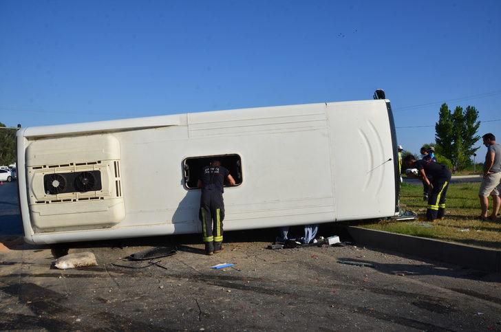 Antalya'da midibüsle kamyonetin çarpıştığı kazada 5 kişi yaralandı G3