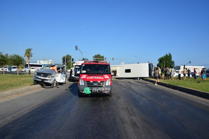 Antalya'da midibüsle kamyonetin çarpıştığı kazada 5 kişi yaralandı G4