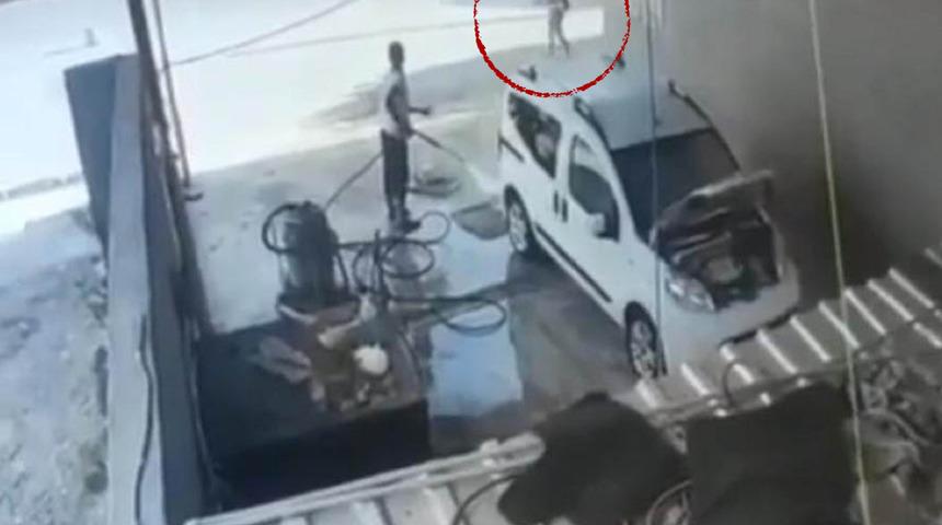 Mardin'de zincirleme kaza sonrası mucize yaşandı! Yoldan ge&ccedil;en kadın saniyelerle kurtuldu