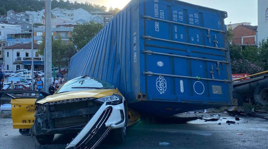 Bursa'da feci kaza! 10 metre y&uuml;kseklikten ara&ccedil;ların &uuml;zerine d&uuml;şen tır dehşet sa&ccedil;tı