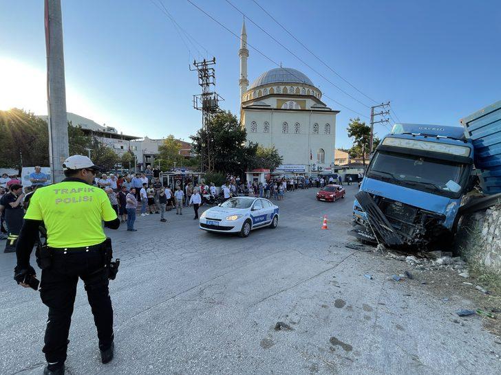Bursa'da tırın çarptığı taksinin sürücüsü öldü G3