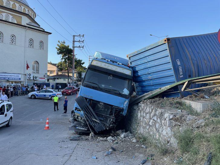 Bursa'da tırın çarptığı taksinin sürücüsü öldü G4