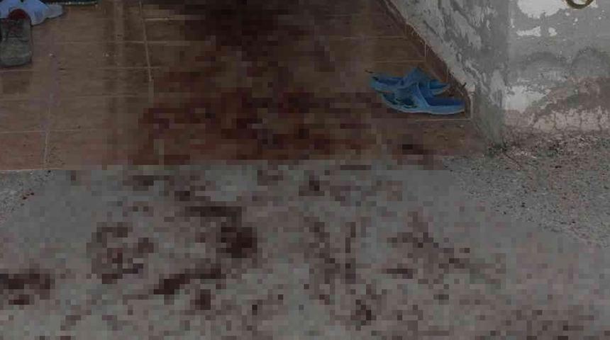 Dehşet evi! Birbirlerini bı&ccedil;akladılar, ortalık kan g&ouml;l&uuml;ne d&ouml;nd&uuml;