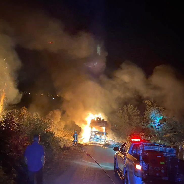 Yalova'da saman yüklü kamyon yandı G2