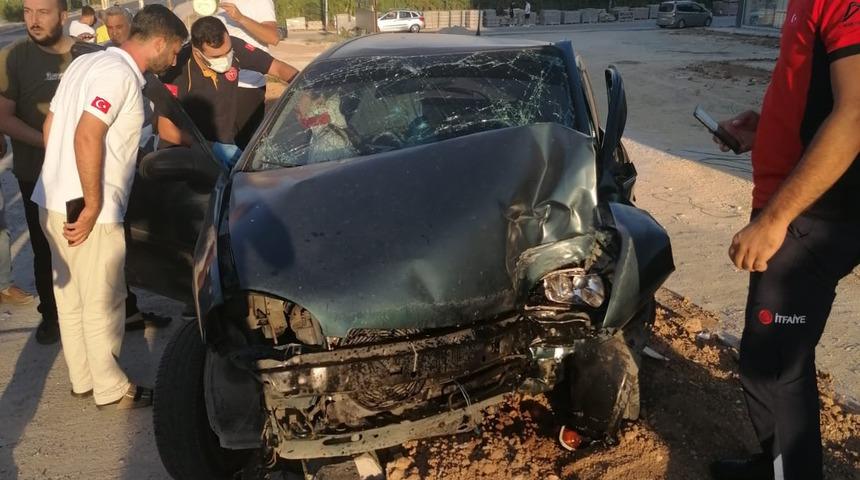 Mersin'de aydınlatma direğine çarpan otomobilin sürücüsü yaralandı