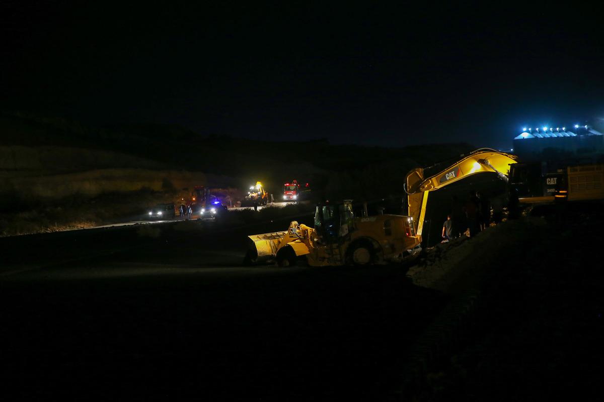 Atık su birikintisi nedeniyle kapanan TAG Otoyolu'nda temizlik &ccedil;alışması başlatıldı