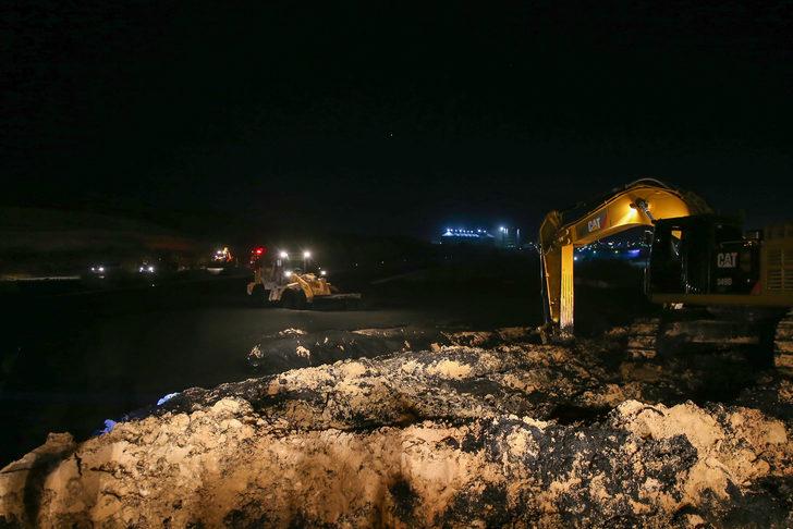 Atık su birikintisi nedeniyle kapanan TAG Otoyolu'nda temizlik çalışması başlatıldı G3