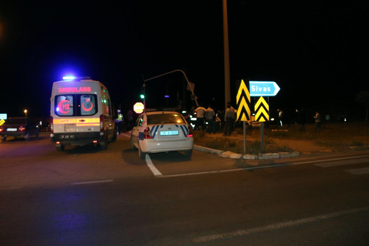 Sivas'ta tırla &ccedil;arpışan ara&ccedil;taki 2 kişi ağır yaralandı