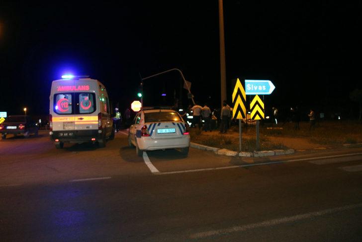 Sivas'ta tırla çarpışan araçtaki 2 kişi ağır yaralandı G1