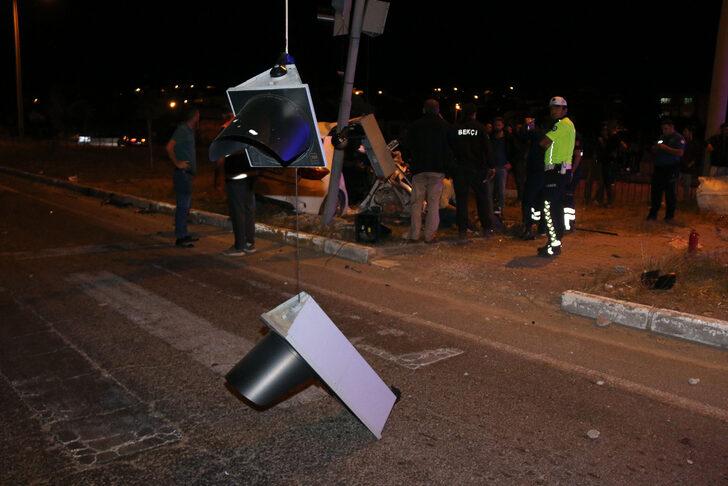 Sivas'ta tırla çarpışan araçtaki 2 kişi ağır yaralandı G3