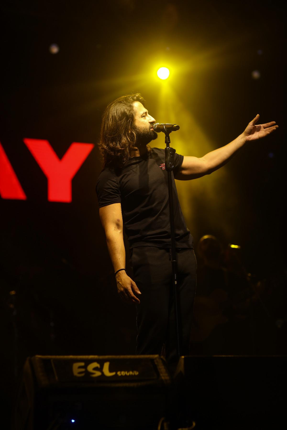 Şarkıcı Koray Avcı, Elbistan Festivali'nde sahne aldı