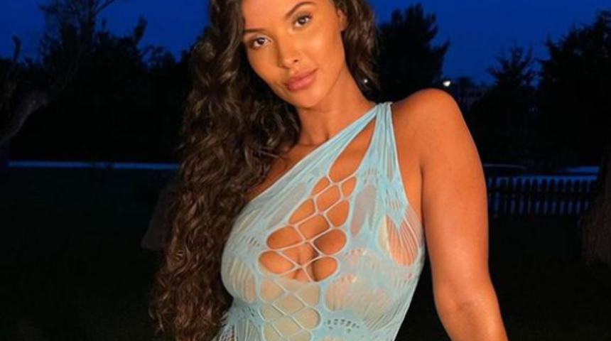 Minik bikini trendinden geri kalmadı! Havuzun içinden tamamen makyajsız paylaştı