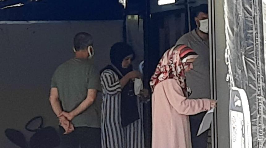 Böyle giderse durum vahim! Test için hastaneye giden bile maske takmıyor