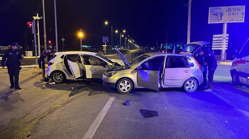 Sivas'ta iki otomobilin çarpışması sonucu 1 kişi öldü, 6 kişi yaralandı