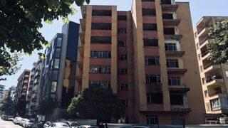 Beşiktaş'ta metruk bina korkusu! Mahalleli isyan etti: '3 günde bir yakıyorlar'