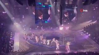 Konser sırasında dehşet! Dev ekran dansçıların üzerine düştü