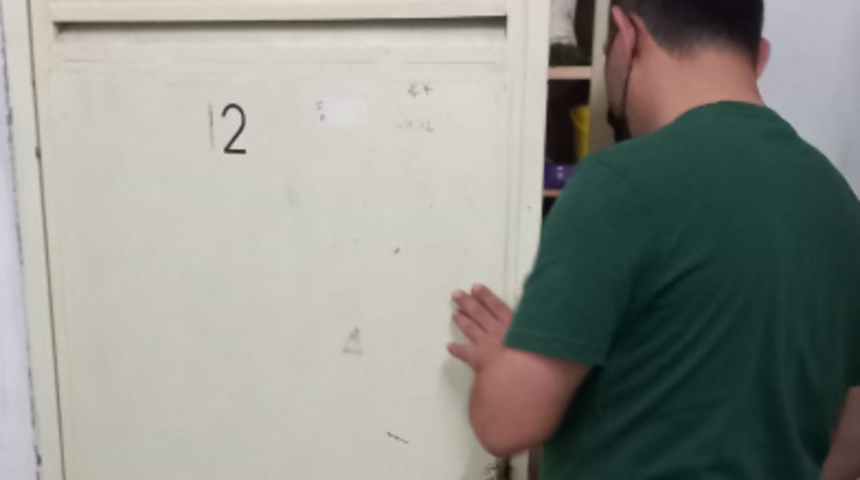 AVM otoparkında merdiven altı üretim! Su, yemek kapları ve kafesleri küf kaplamış